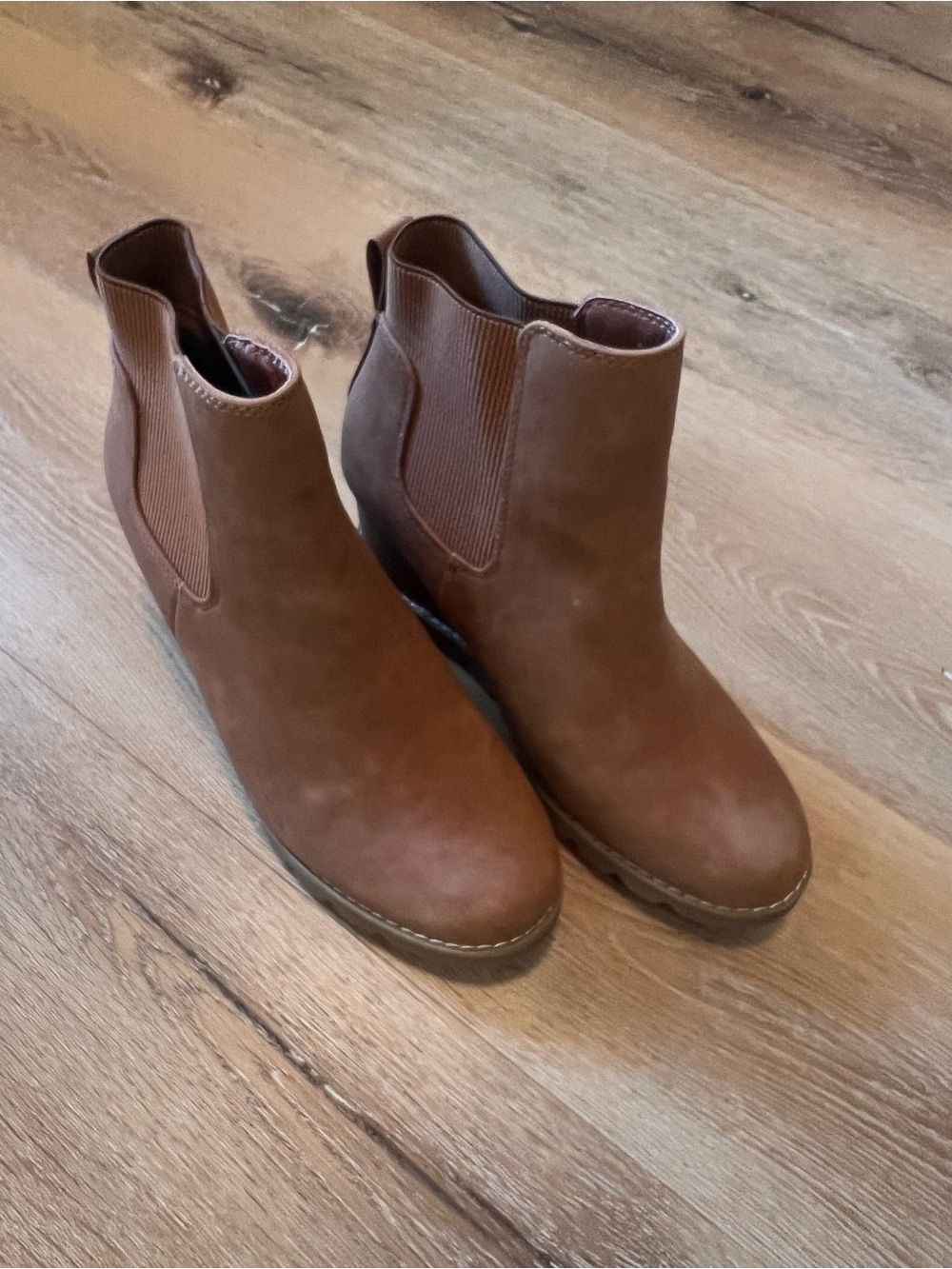 Universal Thread Women’s Brown Chelsea Ankle Boots - Classic Slip-On Style 8